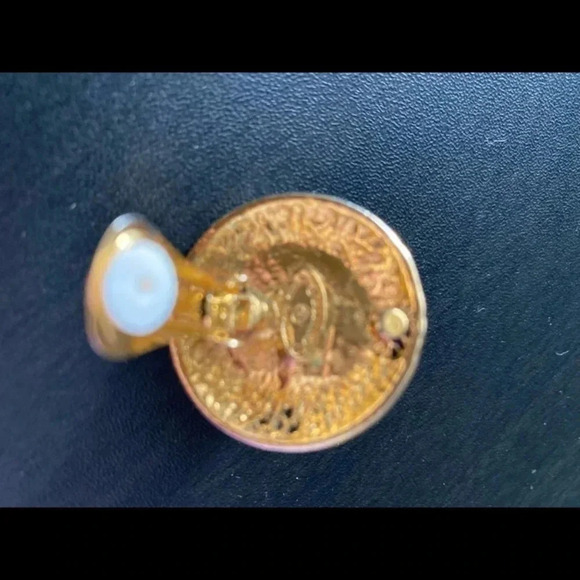 Single  Chanel clip on earring - Picture 2 of 3
